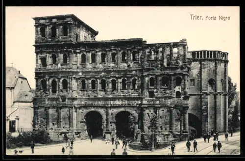 AK Trier, Porta Nigra mit Passanten