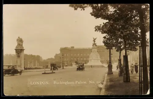 AK London, Buckingham Palace seen from the street