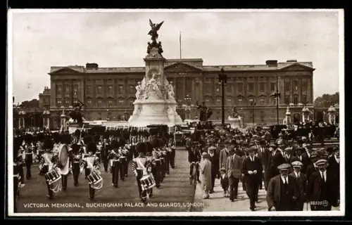 AK London, Victoria Memorial in front of Buckingham Palace with Guards