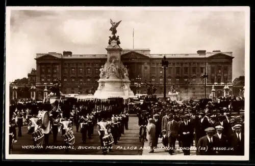 AK London, Victoria Memorial and Buckingham Palace with Guards