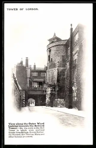 AK London, Tower of London, View along the Outer Ward looking towards the Byward Tower
