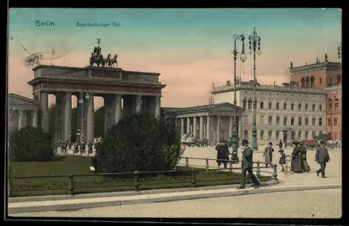 AK Berlin, Brandenburger Tor mit Strassenpartie