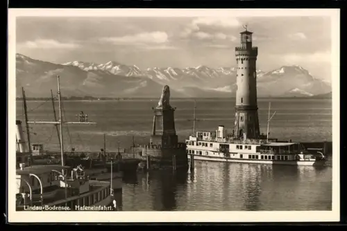 AK Lindau /Bodensee, Hafeneinfahrt mit Leuchtturm und Bergpanorama