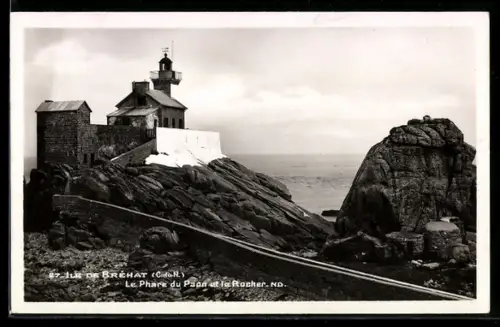 AK Ile de Bréhat /C.-du-N., Le Phare du Paon et le Rocher