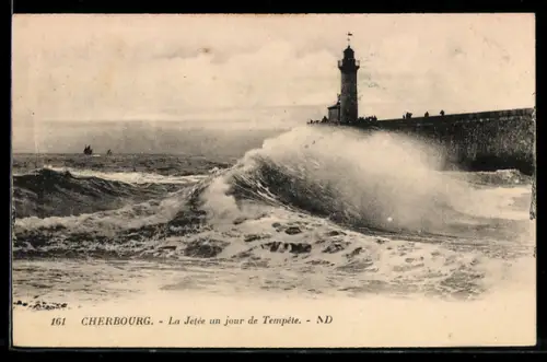 AK Cherbourg, La Jetée un jour de Tempéte, Leuchtturm