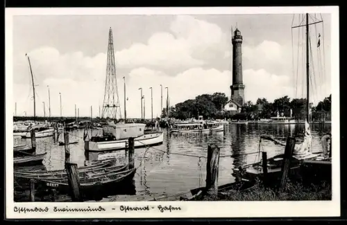 AK Swinemünde, Partie am Hafen mit Leuchtturm