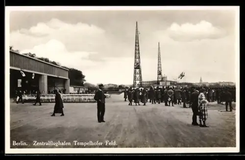 AK Berlin-Tempelhof, Zentralflughafen Tempelhofer Feld, Zuschauer