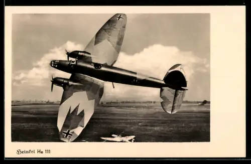 AK Heinkel H 111, Kampfflugzeug mit Tarnbemalung, 2. Weltkrieg, Luftwaffe