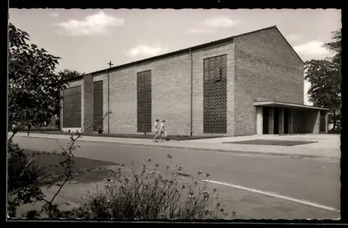AK Kaiserslautern, Christ-Königs-Kirche mit Passanten