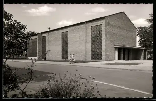 AK Kaiserslautern, Christ-Königs-Kirche mit Passanten