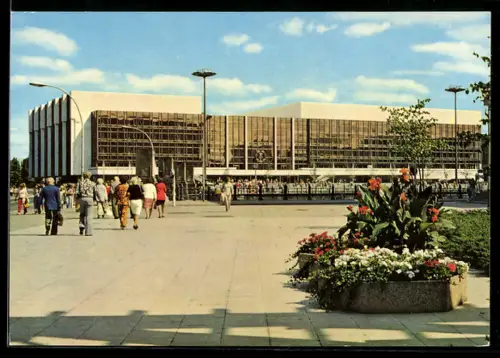 AK Berlin, Palast der Republik und Passanten