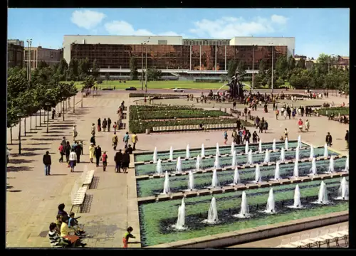 AK Berlin, moderne Architektur, Anlagen mit Wasserspiel vor dem Palast der Republik