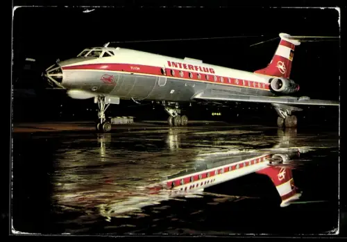 AK Turbinenluftstrahlverkehrsflugzeug TU 134 der Interflug vor dem Start bei Nacht