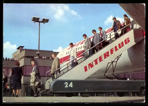 AK Berlin-Schönefeld, Passagiere verlassen eine Interflug Maschine, Flughafen