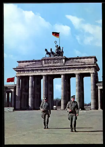 AK Berlin, Grenze am Brandenburger Tor, Grenzer auf Patrouille