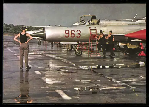 AK NVA bereitet Flugzeug Nr. 963 vor