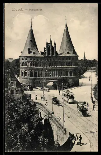 AK Lübeck, Holstentor mit Strassenbahn