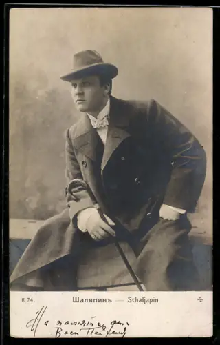 AK Opernsänger Schaljapin im Mantel mit Hut und Gehstock
