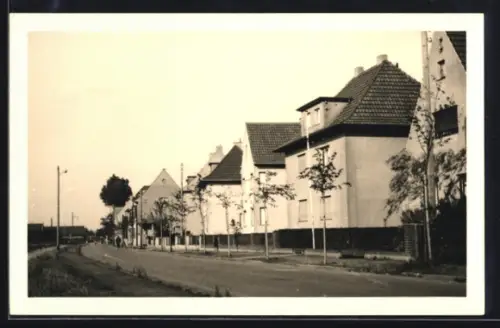 Foto-AK Efferen, Strassenpartie mit Wohnhäusern