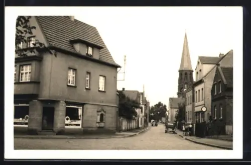 Foto-AK Efferen, Strassenpartie mit Kirche und Geschäften