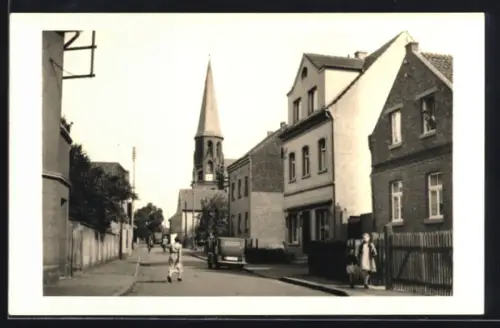 Foto-AK Efferen, Strassenpartie mit Kirche