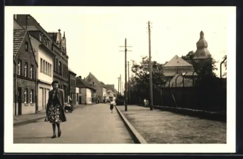 Foto-AK Efferen, Strassenpartie mit Passanten