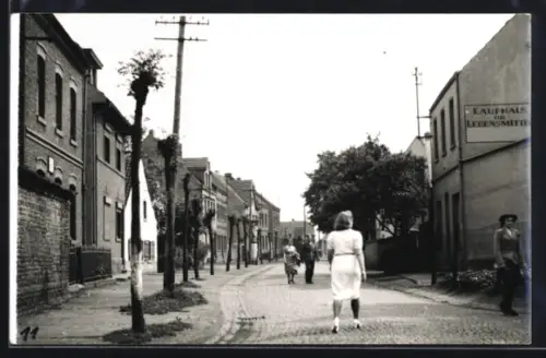 Foto-AK Efferen, Strassenpartie mit Kaufhaus für Lebensmittel