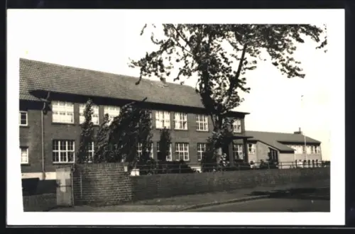 Foto-AK Efferen, Schulgebäude mit Hof