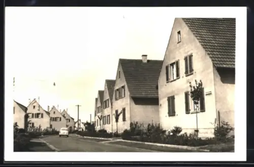 Foto-AK Efferen, Wohnhäuser mit fahrendem Auto