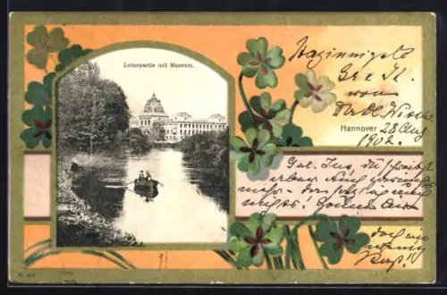 Grusskarten-AK Hannover, Leinepartie mit Museum und Ruderboot, Kleeblätter im Passepartout