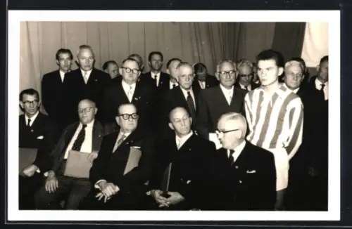 Foto-AK Frankfurt, 50-Jahr-Feier des FC Union Niederrad, Herren in Anzügen und Spieler in Trikots