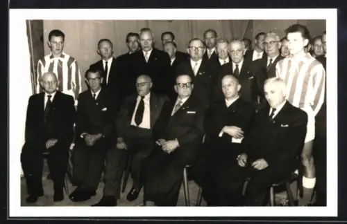 Foto-AK Frankfurt, 50-Jahr-Feier des FC Union Niederrad, Herren in Anzügen und Spieler in Trikots