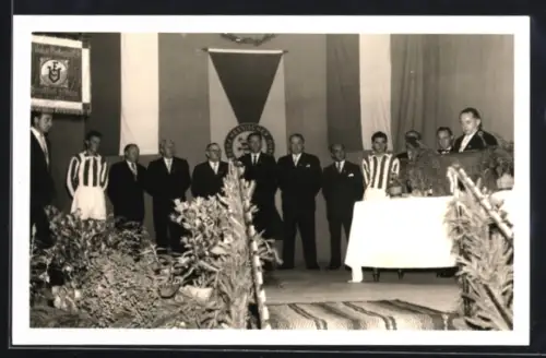 Foto-AK Frankfurt, 50-Jahr-Feier des FC Union Niederrad, Herren in Anzügen und Spieler in Trikots