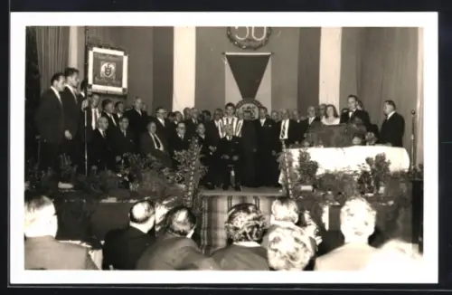 Foto-AK Frankfurt, 50-Jahr-Feier des FC Union Niederrad, Herren in Anzügen und Spieler in Trikots auf einer Bühne