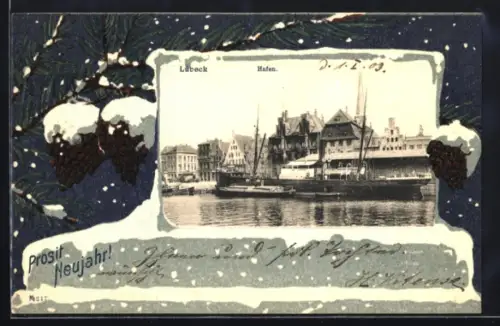 Grusskarten-AK Lübeck, Hafenpartie mit Schiffen, verschneite Tannenzapfen im Passepartout