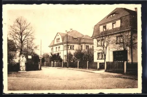 AK Arnsdorf /Sa., Niederstrasse mit Gemeindeamt