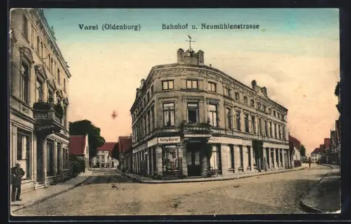 AK Varel /Oldenburg, Bahnhof und Neumühlenstrasse mit Geschäft Baby-Bazar