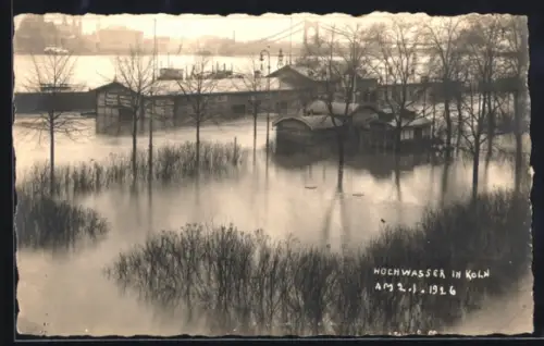 Foto-AK Köln, Hochwasser am 2.1.1926, Überflutete Lager, Rheinuferbahn