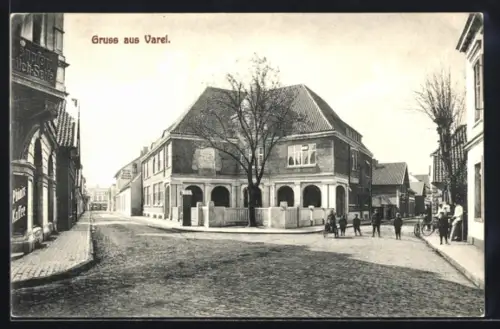 AK Varel, Hotel zum Neuen Hause mit Strassenpartie