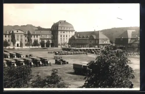 Foto-AK Kaiserslautern, Kaserne, Soldaten und Lastkraftwagen, 1929