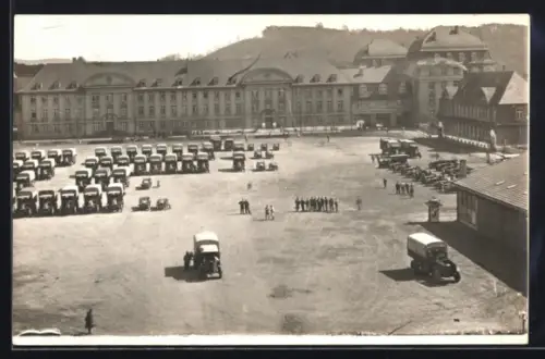 Foto-AK Kaiserslautern, Autos und Lastwagen vor der Kaserne, 1929