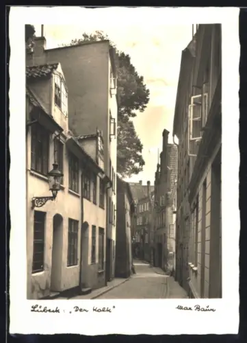 Foto-AK Max Baur: Lübeck, Kolk-Strasse, Partie mit Strassenlaterne
