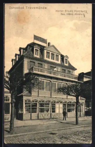 AK Travemünde, Hotel Stadt Hamburg, Bes. Herm. Ahrens an der Tür
