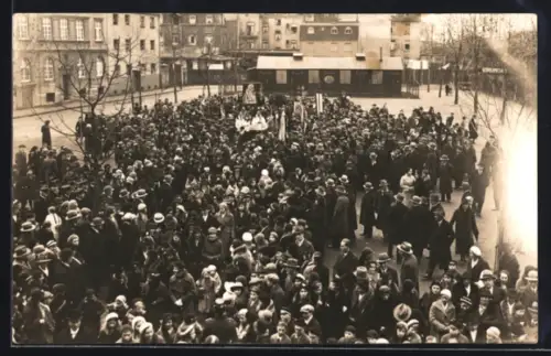 Foto-AK Köln-Kalk, Katholisches Fest, Menschenmenge auf einem Platz