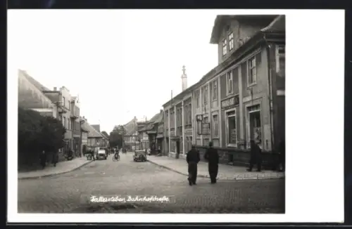 AK Fallersleben, Partie in der Bahnhofstrasse mit Volksbank und Gasthof Ratskeller