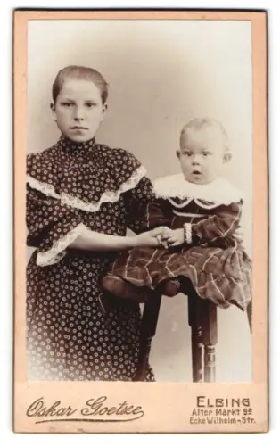 Fotografie Oskar Goetze, Elbing, Alter Markt 9a, Porträt eines Mädchens mit Kleinkind