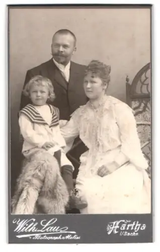 Fotografie Wilh. Lau, Hartha i. Sa., Porträt mit Familie im Studio