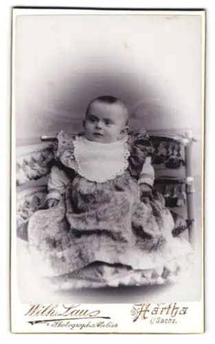 Fotografie Wilh. Lau, Hartha i. Sa., Waldheimerstr. 6, Kleinkind in traditionellem Kleid