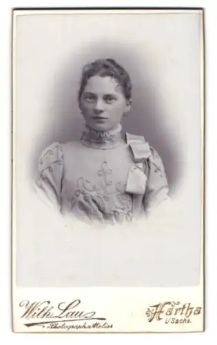 Fotografie Wilh. Lau, Hartha i. Sa., Waldheimerstr. 6, Porträt einer jungen Frau