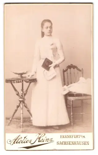 Fotografie Atelier Heinz, Frankfurt am Main, Brückenstrasse 54, Mädchen mit Buch im Atelier